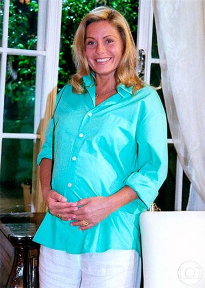 Slide 4 de 7: Em 2000, foi Vera Fischer quem teve o o privilégio de interpretar uma Helena, em Laços de Família, quebrando mais um tabu da sociedade. Na história, Helena se apaixona por Edu, vivido por Reynaldo Gianecchini, 20 anos mais novo, que também é o grande amor de sua filha Camila, vivida por Carolina Dieckmann. Além disso, a personagem também possui seu lado heroína, como toda Helena do autor, e um grande segredo - ter guardado a sete chaves quem era o pai de Camila.