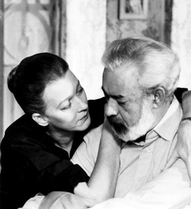 Slide 1 de 7: Se tem algo que se repetiu diversas vezes nas novelas de Manoel Carlos foram as suas Helenas. O autor já afirmou que encerrou esse ciclo, mas escreveu diversos folhetins com mulheres sempre abertas ao amor e à felicidade, capazes de cometer erros e acertos nessa caminhada. E cada Helena fez história na dramaturgia brasileira nas novelas do autor. Em Baila Comigo, por exemplo, Lilian Lemmertz foi quem interpretou Helena. Mãe de Quinzinho e João Victor, ambos interpretados por Tony Ramos, ela é obrigada a abandonar um dos filhos por conta da origem humilde. Na trama, ela sente-se culpada por ter permitido que João Victor fosse levado por Quim, papel de Raul Cortez. Ambiciosa, tem grandes sonhos para o futuro dos filhos. Relembre as inesquecíveis Helenas de Manoel Carlos!