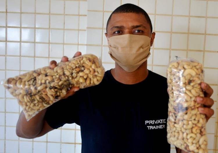 Tiago passou a vender castanhas