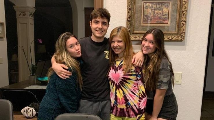 Slide 1 de 20: João Augusto Liberato, filho mais velho do apresentador Gugu Liberato, comemorou o aniversário de 19 anos com a família nesta terça-feira (10). As fotos foram publicadas por Rose Miriam Di Matteo, ex-mulher do apresentador falecido em novembro de 2019.  “Comemoração dos 19 anos do meu querido e amado filho”, escreveu a mãe de João na legenda. As gêmeas Marina e Sofia Liberato, de 16 anos, também aparecem no registro da comemoração em família.  Os fãs elogiaram a família nos comentários da publicação e relembraram a ausência do apresentador. “Saúde e felicidade para todos”, desejou um dos seguidores. “Como ele está lindo, Rose Miriam”, disse outra sobre João. “Que alegria ver vocês juntos”, destacou uma terceira.          Ver essa foto no Instagram           Comemoração dos 19 anos do meu querido e amado filho!💖 Uma publicação compartilhada por  Rose Miriam Di Matteo (@rosemiriamoficial) em 10 de Nov, 2020 às 4:20 PST   ++ Justiça confirma relação de Thiago Salvático em período que chef alegava namorar Gugu Mesmo sendo o primeiro aniversário sem a presença do pai, João não deixou de receber uma homenagem especial de Gugu. O perfil do apresentador ainda está ativo no Instagram e fez questão de mandar uma mensagem especial para o aniversariante do dia.  “João Augusto 19 Parabéns filho querido! @joaoaugustoliberato”, diz a legenda da foto. Gugu morreu em um acidente doméstico em que ele caiu de uma altura de 5 metros quando consertava o ar condicionado de sua casa, em Orlando, Estados Unidos.          Ver essa foto no Instagram           Parabéns filho querido! @joaoaugustoliberato Uma publicação compartilhada por  Gugu Liberato (@guguliberato) em 10 de Nov, 2020 às 6:19 PST   Em outubro deste ano, Rose Miriam emocionou os internautas ao publicar uma antiga imagem em que aparece com Gugu Liberato. “Meu eterno querido anjo”, escreveu ela na legenda. Os dois se casaram em 2001.  Não deixe de curtir nossa página  no Facebook  e também no Instagram para mais notícias do JETSS. 