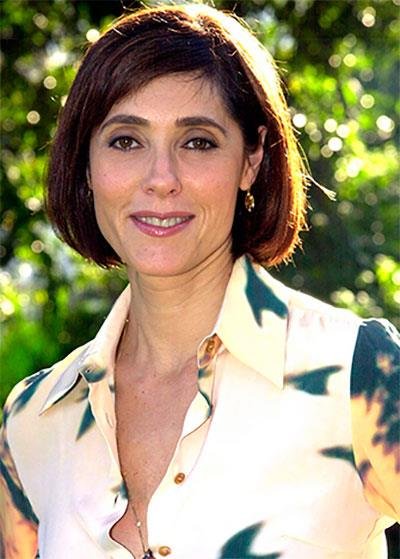 Slide 5 de 7: Christiane Torloni ficou famosa por ser uma das Helenas mais politicamente incorretas de Manoel Carlos. Em Mulheres Apaixonadas, exibida em 2003, o autor conta a história de uma Helena que, em plena lua de mel, trai o seu marido em uma pequena aventura. 15 anos após o casamento, Helena se cansa da rotina e pede o divórcio para se arriscar a encontrar um novo amor. Além disso, Maneco trouxe à Helena de Christiane uma mulher rica e bem sucedida, diferente das anteriores, o que deu uma repaginada na sequência de suas personagens. Christiane não só viveu Helena, como também já foi filha de uma Helena, na primeira personagem de Manoel Carlos, ao interpretar a filha de Lilian Lemmertz.