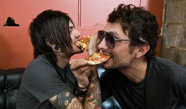 Evite alimentos muito gordurosos e condimentados - Getty Images