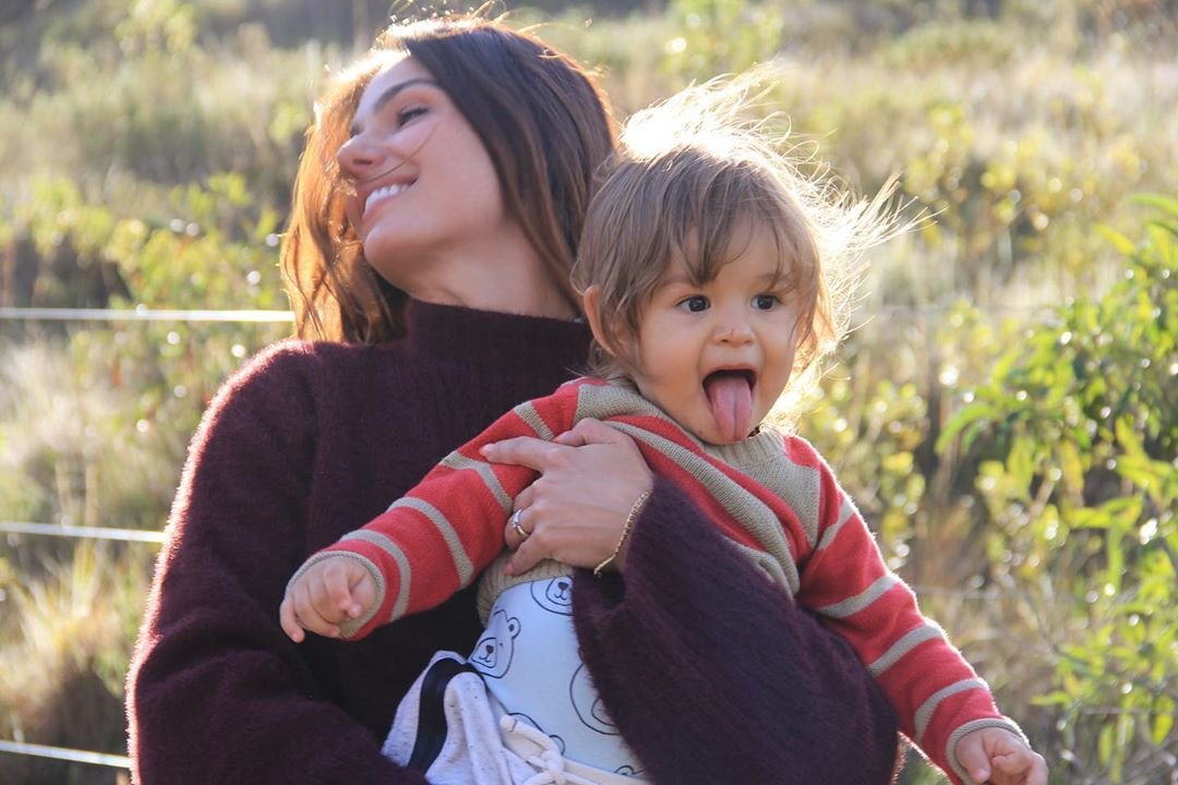 Confira os melhores momentos de Isis Valverde com a família!