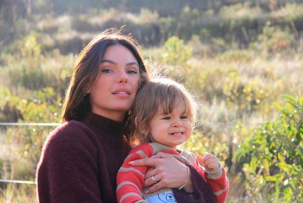 Slide 5 de 19: Ensaio fotográfico? Temos também! Isis já realizou alguns cliques bem especiais com o filho, como a foto acima mostra.