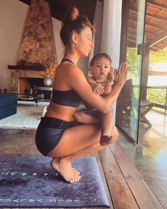 Slide 11 de 19: E não é que desde cedo Rael já se interessava pela yoga?