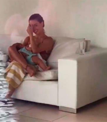 Slide 13 de 19: Isis Valverde apareceu com o filho nos braços pela primeira vez quando uma amiga a flagrou amamentando, e fez a alegria dos fãs compartilhando tudo nas redes sociais.