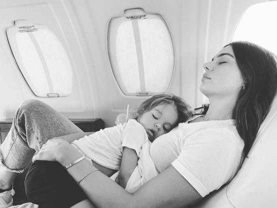 Slide 3 de 19: Claro que Rael acompanha a mamãe onde ela vai! Meu mundo todinho, escreveu ela na legenda do clique em que os dois aparecem agarradinhos durante um cochilo no avião.