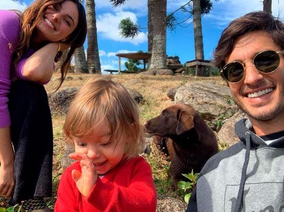 Slide 6 de 19: E nada como um dia bem especial em família, né? Pelo sorriso de cada um deu para ver que foi bem divertido.. Cantinho do amor, escreveu a atriz na legenda do clique acima.