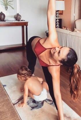 Slide 4 de 19: Adepta do yoga, Isis também divide seu mat, seu tapete para a prática, com Rael. A atriz se diverte ao compartilhar as vezes em que o pequeno a acompanha no exercício diário. Não importa o lugar, a gente sempre encontra tempo pra se conectar! Te amo filho , escreveu ela na legenda.