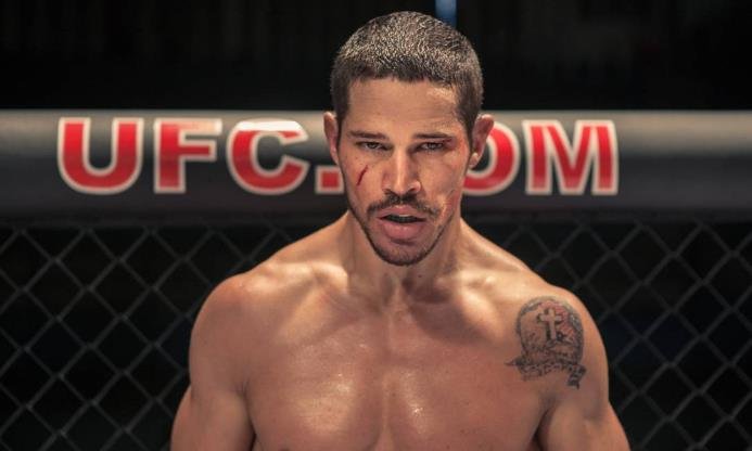 Slide 12 de 20: José Loreto dá vida ao lutador brasileiro de MMA, neste filme que repassa desde sua humilde vida em Manaus até sua dedicação ao esporte, ao mudar-se para o Rio de Janeiro. Direção: Afonso Poyart.