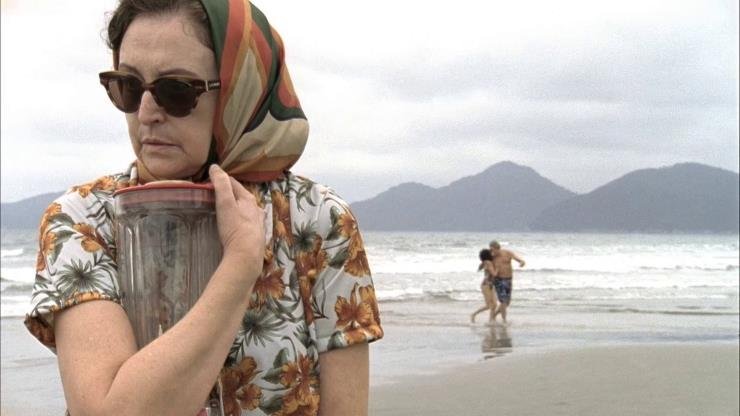 Slide 16 de 20: A saga de uma senhora cujo marido desaparece é contada por um liquidificador falante que vira seu amigo e confidente. Dirigido por André Klotzel e protagonizado por Ana Lúcia Torre e Selton Mello.