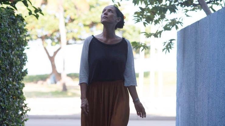 Slide 6 de 20: O cineasta Kleber Mendonça Filho é o responsável de criar esta história sobre como Clara (Sônia Braga) encara a pressão imobiliária para vender seu apartamento, o último habitado de um emblemático edifício do Recife.