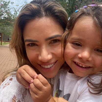 Patricia Abravanel e a filha, Jane, 3 anos, foram comparadas pela semelhança física: 'Cara de uma, focinho da outra'