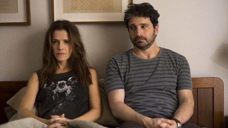 Slide 20 de 20: Sem coragem para terminar o casamento, Chico (Caco Ciocler) contrata Corvo (Domingos Montagner) para seduzir sua mulher Nena (Ingrid Guimarães). Filme dirigido por Julia Rezende.