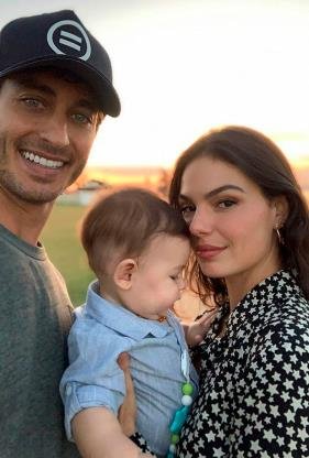 Slide 2 de 19: Quando ainda era bebê, Rael apareceu assim, bem coladinho aos pais, em uma selfie clicada pelo papai modelo e empresário.