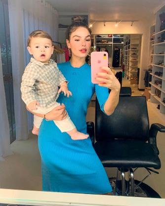 Slide 10 de 19: O famoso closet de Isis também já apareceu como cenário de fotos entre mãe e filho, como no clique acima, quando Rael, ainda bem novinho, olhava para o espelho enquanto era segurado no colo pela atriz.