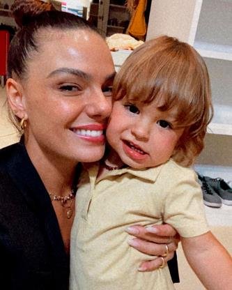 Slide 1 de 19: É muito amor! Isis Valverde fez mistério quando Rael veio ao mundo, no dia 19 de novembro de 2018, no entanto, a atriz não conseguiu esconder o rostinho do primeiro filho, fruto da relação com André Resende, por muito tempo e logo passou a compartilhar todos os momentos em que passa grudada com o garotinho, como a foto acima. Nas redes sociais, ela costuma dividir com os seguidores alguns cliques do dia a dia com o pequeno e sempre encanta os fãs. A seguir, veja alguns momentos de toda a família reunida!