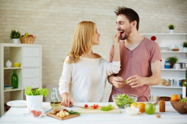 Slide 4 de 8: As especiarias são afrodisíacos naturais, por exemplo, uma combinação de ginseng e açafrão pode aumentar o desempenho sexual. Comer apimentado e picante de vez em quando é muito melhor do que qualquer "suplemento" farmacêutico.