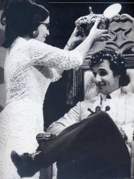 Roberto Carlos foi coroado no programa do "Chacrinha" - Reprodução - Reprodução