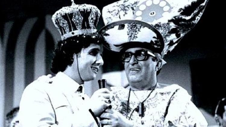 Roberto Carlos foi coroado 'Rei da Juventude' no programa do Chacrinha em 1965 na TV Excelsior - Reprodução - Reprodução