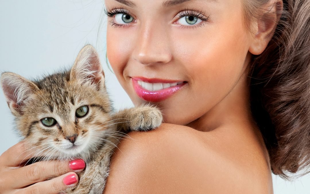 A misteriosa afinidade entre a mulher e os felinos