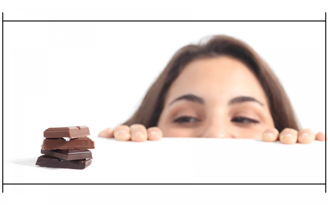 Por que mulheres têm mais vontade de comer chocolate quando vão menstruar?