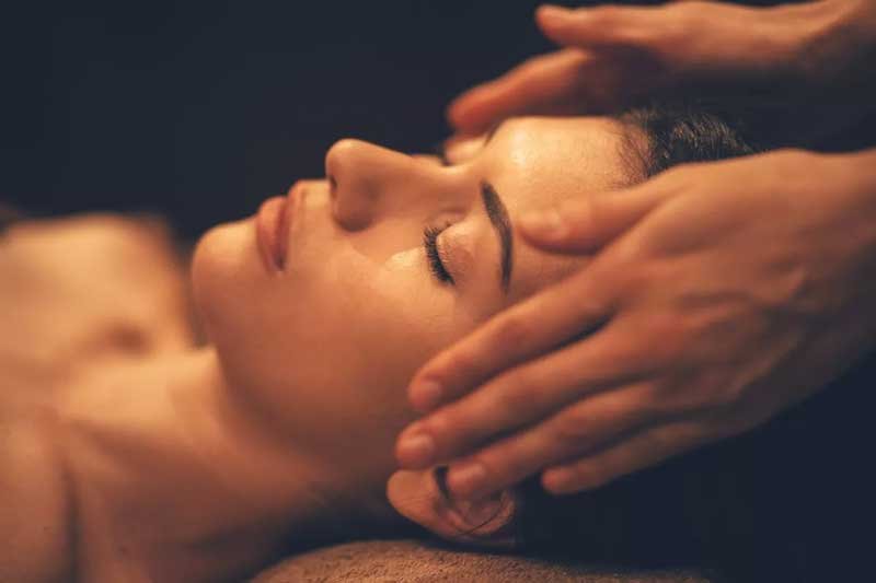 Massagem capilar: veja os benefícios e como fazer.