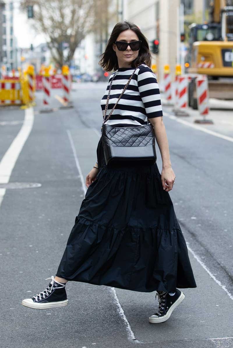 saia longa preta blusa listrada branco e preto