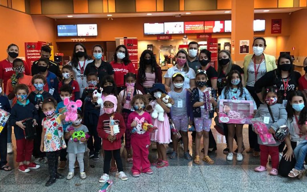 Crianças da Arca da Vida recebem presentes arrecadados no  Via Café Garden Shopping!