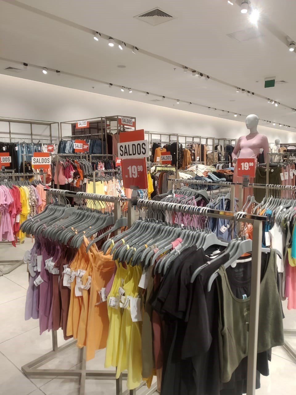 Lojas do Via Café Garden Shopping oferecem produtos com até 60% de desconto