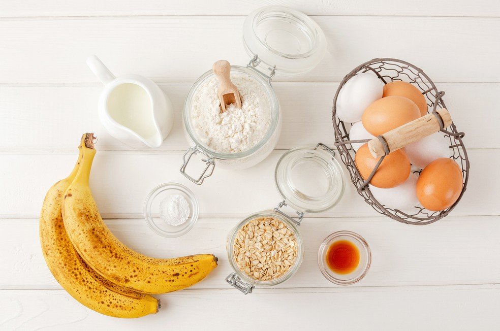 Ingregientes da panqueca de banana com aveia e ovos — Foto: Istock Getty Images