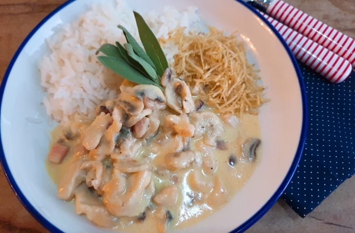 Frango cremoso com cogumelos e bacon