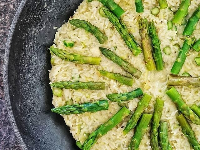 Risoto de aspargos com queijo brie e alho-poró